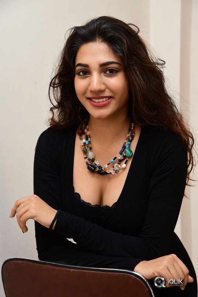 Sonakshi-Singh-Hot-Pics